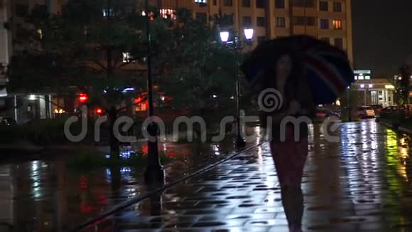 雨夜带着杰克伞走路的女孩慢动作视频视频的预览图