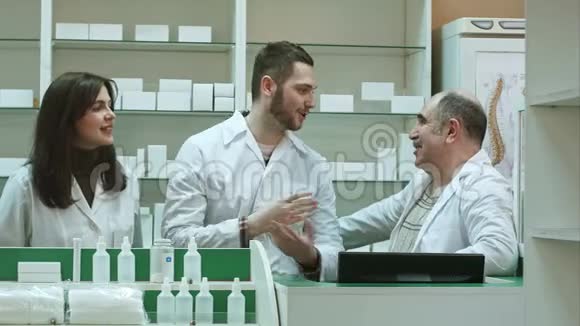 三个称职的药剂师在药房里笑着看镜头视频的预览图