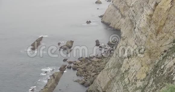 近景悬崖底部海水撞击岩石视频的预览图