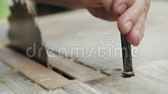老年人设置木工设备视频的预览图