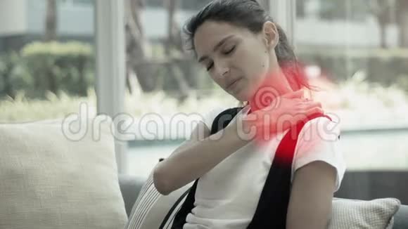 女人因疼痛或疼痛按摩她的脖子和肩膀视频的预览图