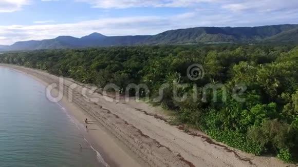 缓慢移动的无人机拍摄海岸线视频的预览图