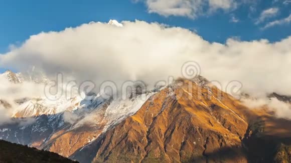 时光流逝雄伟的康泰加山附近的云的运动喜马拉雅山尼泊尔萨加马塔国家公园视频的预览图