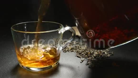 热茶从茶壶里装满一个杯子视频的预览图