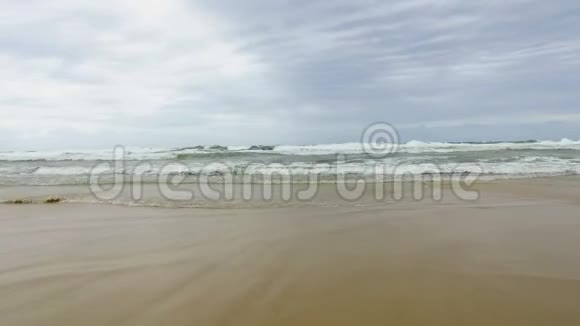 海滩和海浪拍打着海岸视频的预览图