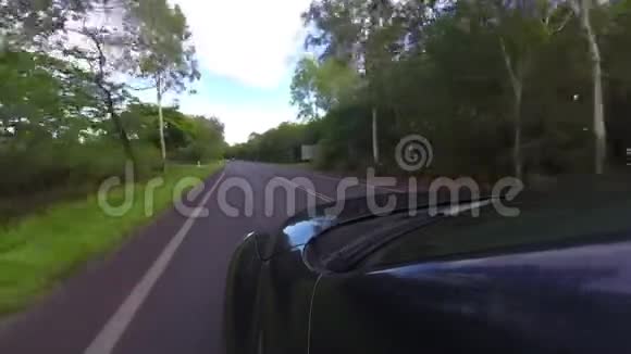 在被树木包围的公路上驾驶视频的预览图
