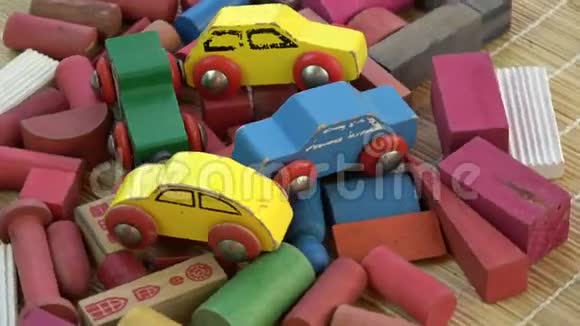 旋转五颜六色的木制儿童汽车模型和玩具背景视频的预览图