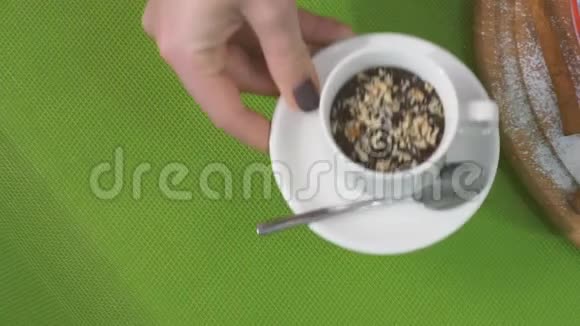 人类的手在姜饼屋附近放了一杯热巧克力放在桌子上视频的预览图