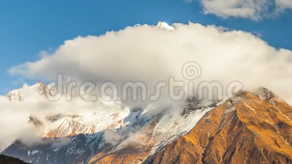 康特加山和移动的云通往喜马拉雅山珠穆朗玛峰大本营的小路尼泊尔萨加玛莎国家公园视频的预览图
