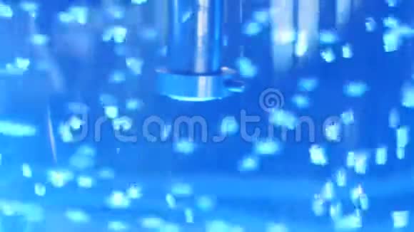 在带有霓虹灯背光的大型塑料冷却器中关闭沸水和金属管媒体冷却器里的纯净水视频的预览图