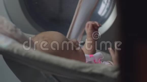 两个月的女婴在家里坐在充气座椅上视频的预览图