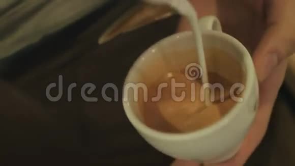 咖啡师在咖啡上画了一幅牛奶的图画视频的预览图