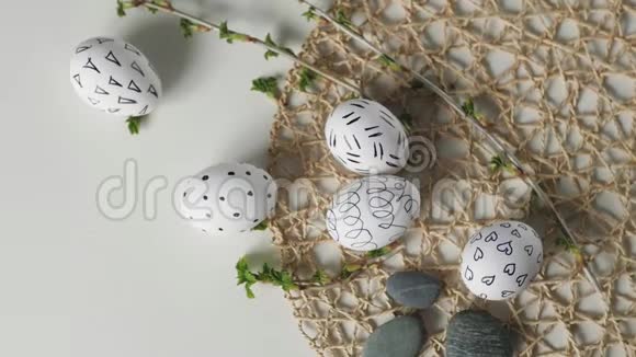 带花的白色背景的复活节彩蛋复活节装饰白色鸡蛋黑色图案美丽的复活节装饰视频的预览图