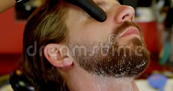 刮胡子用剃刀刮胡子的人视频的预览图