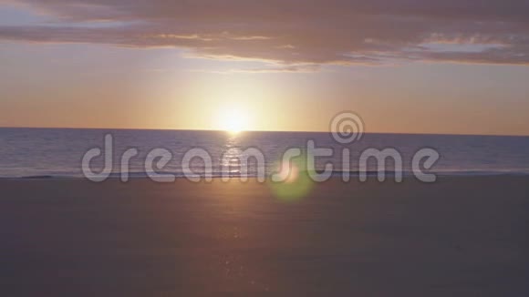 远距离宁静的沙滩阳光就在地平线上视频的预览图