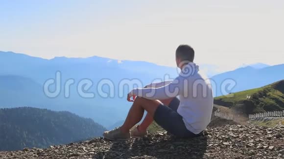 坐在山顶上观看美景的人视频的预览图