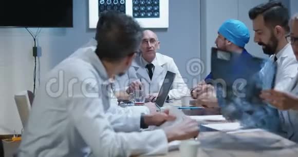 医生在开会视频的预览图