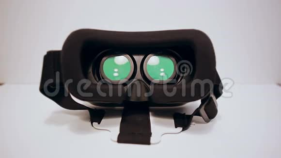 虚拟现实眼镜为智能手机的白色背景绿色屏幕男人的手拿着戴上视频的预览图