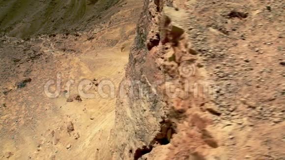 多利在米茨佩拉蒙火山口的悬崖上视频的预览图