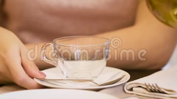例句4在暑假的休息时间里一个女人正在给杯子倒绿茶视频的预览图