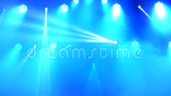 明亮闪烁的音乐会聚光灯激光和烟雾在现场背景视频的预览图