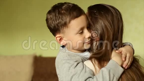 那个快乐的男孩温柔地拥抱了他的母亲视频的预览图