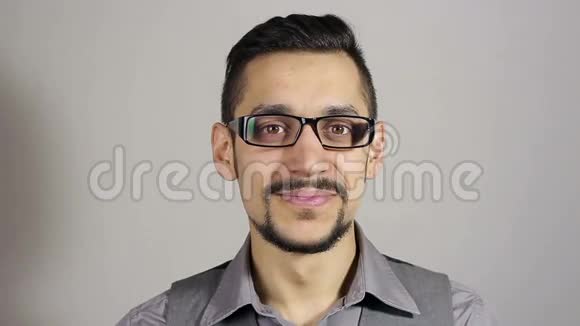 戴眼镜的一个留胡子的年轻人的画像视频的预览图