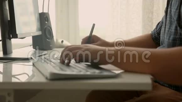 特写镜头男性数字艺术家与图形平板和键盘工作视频的预览图