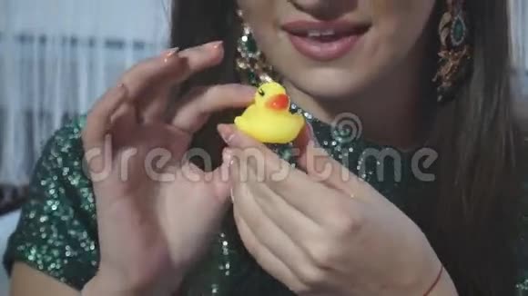 模特手中一只黄色的小鸭子特写视频的预览图