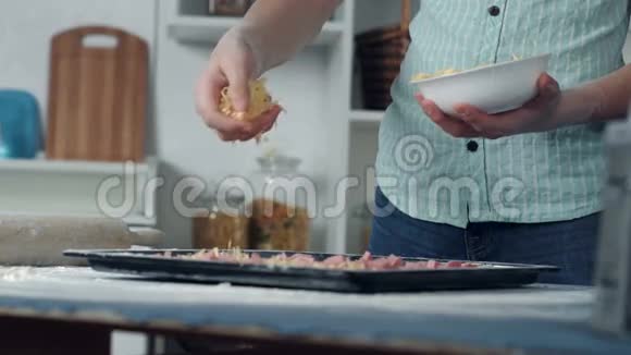 厨师用手撒上芝士披萨视频的预览图