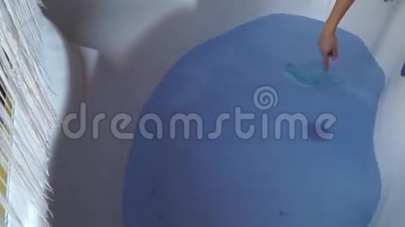 按摩浴缸里的水混合了蓝色和绿色的油漆视频的预览图