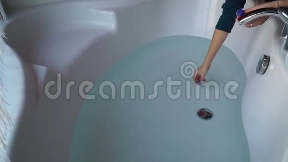 手在浴室的按摩浴缸里刷水视频的预览图