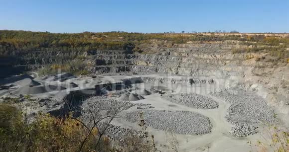 提取有用的材料一个大型铁矿石职业的全景在大型职业中工作重工业视频的预览图