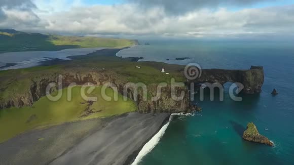 冰岛岩石海岸多云的天气视频的预览图