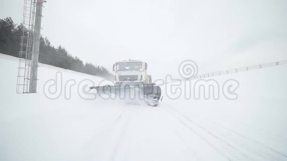 雪和除冰车在雪天用大桶从道路上清除雪道路专用机械视频的预览图