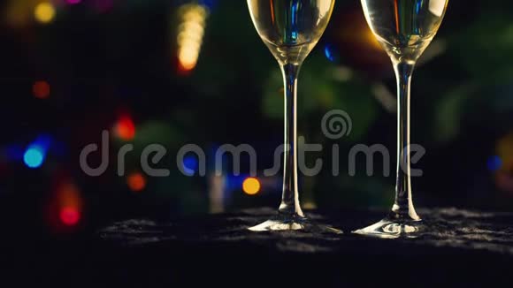 圣诞树背景上的两杯香槟庆祝圣诞节和新年视频的预览图