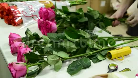 花匠在花束里收集粉红色的玫瑰视频的预览图