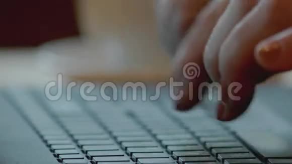 女性手指在键盘上打字视频的预览图