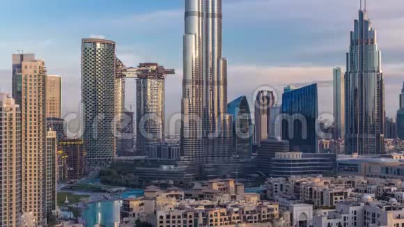 迪拜市中心的天际线在日出时与迪拜塔和其他塔的全景从迪拜的顶部视频的预览图