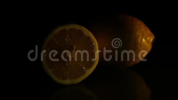 在黑暗的背景下切整个柠檬视频的预览图