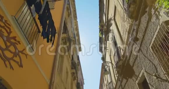 走在狭窄的老欧洲城市旧建筑俯视风景意大利视频的预览图