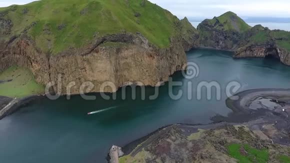 房间在岩石之间穿过海湾视频的预览图