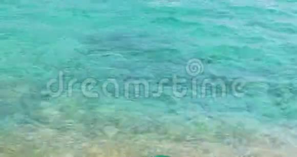 波光粼粼的清新波浪清澈的水照耀着阳光明媚的夏日海洋视频的预览图
