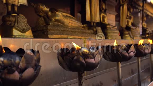 莲花碗用燃烧的油香为佛神祈祷以示尊重神圣火焰视频的预览图