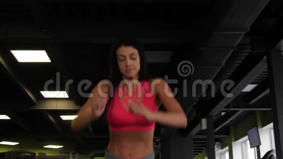 西班牙女人在一个交叉健身的健身房里跳上木箱视频的预览图