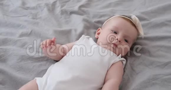 带着新生婴儿躺在床上的母亲视频的预览图