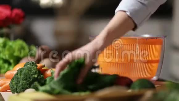 厨房里的手工细纱沙拉视频的预览图