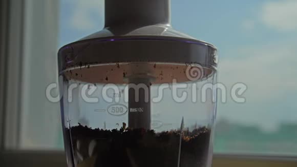 咖啡豆被磨碎并在搅拌机周围飞行视频的预览图