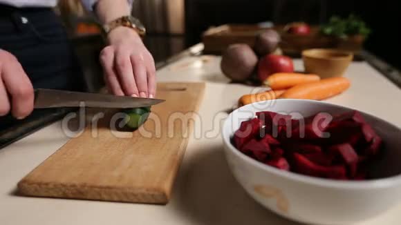 女性手拿刀切黄瓜视频的预览图