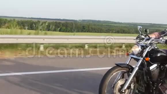 戴眼镜的严肃男人骑摩托车间接射击视频的预览图
